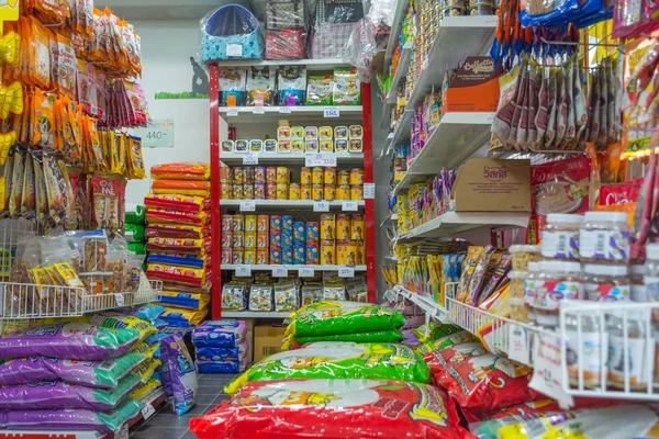 Muitos tipos de alimentos para animais de estimação na loja de animais — Fotografia de Stock