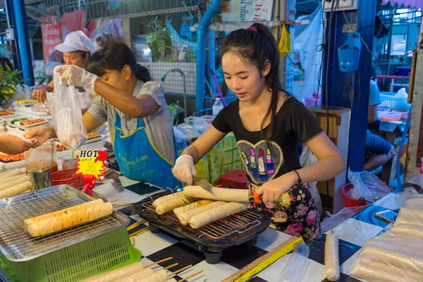 Street food tailandese, Salsiccia di maiale vietnamita alla griglia — Foto Stock