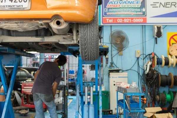 Checking a car at garage — Stock Photo, Image