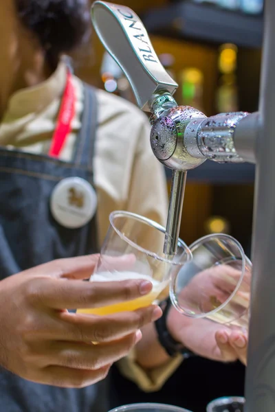 Barman of barman gieten een tapbiertje pils van bier kraan — Stockfoto