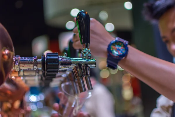 Barman of barman gieten een tapbiertje pils van bier kraan — Stockfoto