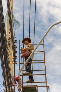 Elektrik hattı yüklemeye çalışma