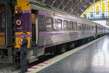 Güvenlik adam ile Tay demiryolu treni