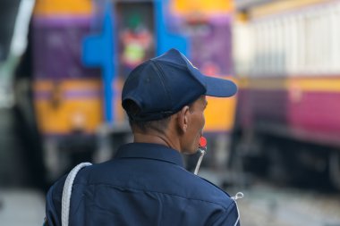 Güvenlik adam ile Tay demiryolu treni