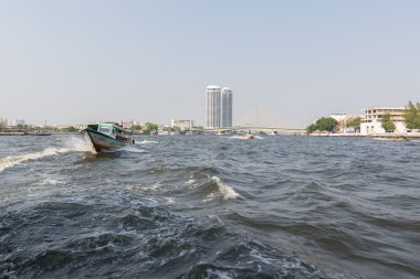 Chao Phraya Nehri üzerinde tekne seyahat