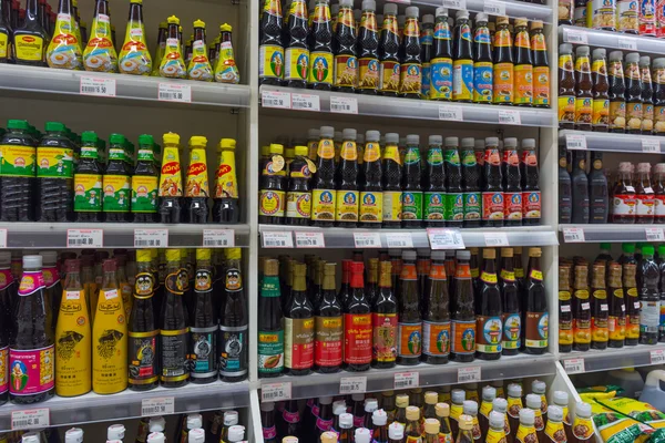 Muchos tipos de salsas en el supermercado —  Fotos de Stock