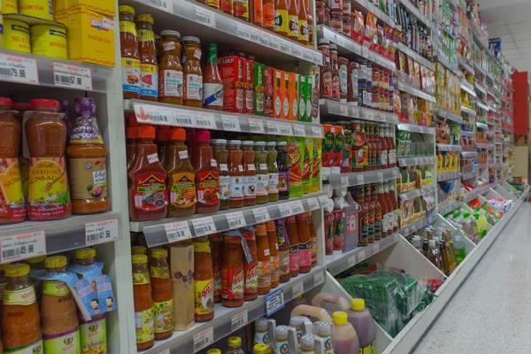 Muitos tipos de molhos no supermercado — Fotografia de Stock