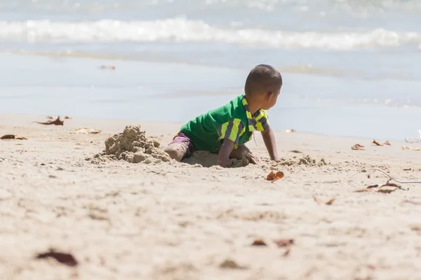 Photo libre de droit de Africaine Bébé Attraper Un Ballon De Plage banque  d'images et plus d'images libres de droit de Afrique - Afrique, Amitié,  Amour - iStock