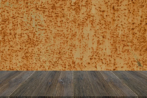 Superficie de textura de pared oxidada de metal con terraza de madera — Foto de Stock