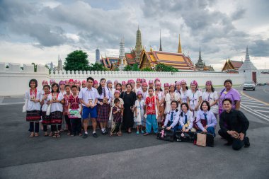 Bangkok, Tayland - 25 Ağustos 2017: Tanımlanamayan Tayland yaslı insanlar Büyük Saray 'da sevgili Rama 9 Tayland Kralı Bhumibol Adulyadej' e saygılarını sunmak için bekliyorlar.