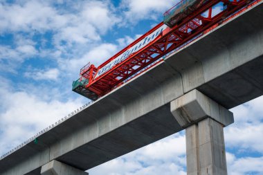 Bangkok, Tayland - 31 Ağustos 2017: Bangsue 'den Rangsit' e kadar olan gökyüzü tren hattı inşaatı Bangkok Tayland 'da ulaşım için büyük bir altyapıdır..