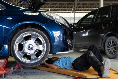 Bangkok, Tayland - 31 Ağustos 2017: Tanımlanamayan araba tamircisi veya tamircisi araba tamirhanesinde veya tamirhanede tamir ve onarım sorunları için araba motorunu kontrol ediyor