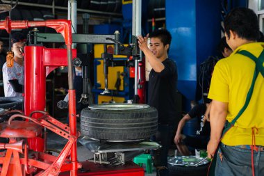 Bangkok, Tayland - 1 Eylül 2017: Tanımlanamayan araba tamircisi veya tamircisi araba alaşımlı krom tekerleği tamir ve onarım sorununu kontrol ediyor