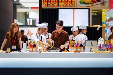 Bangkok, Tayland - 29 Mayıs 2016: Kimliği belirlenemeyen aşçı kahve ve yemek fuarı etkinliği OTOP 'da müşterilere gösteri ve satış için yemek pişiriyor.