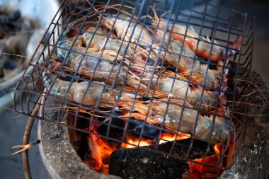 Izgara karides (Dev tatlı su karidesi) Bangkok Tayland 'da Tayland sokak gıda pazarında ya da restoranda mangal kömürü satışı