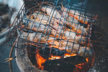 Izgara karides (Dev tatlı su karidesi) Bangkok Tayland 'da Tayland sokak gıda pazarında ya da restoranda mangal kömürü satışı