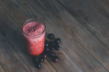 Karonda Meyve Smoothie (smoothy), Tayland 'daki Tayland sokak yiyecek pazarında veya restoranda satışta olan meyve ve meyve suyu, soğuk, sağlıklı içecek, ekşi ve tatlı tattır.