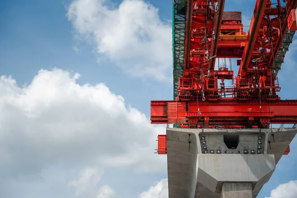 Bangkok, Tayland - 5 Eylül 2017: Bangsue 'den Rangsit' e kadar olan gökyüzü tren hattı inşaatı Bangkok Tayland 'da ulaşım için büyük bir altyapıdır..