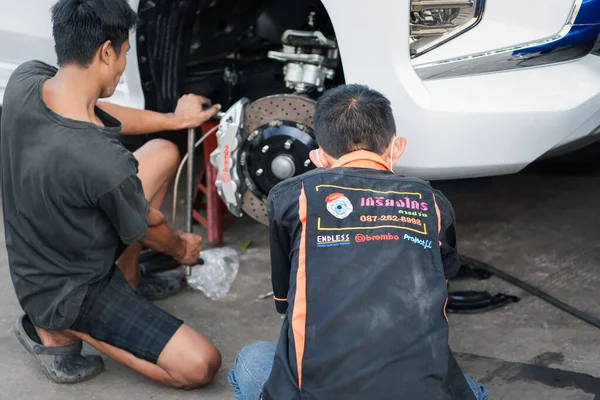 Banguecoque Tailândia Fevereiro 2020 Mecânico Carro Não Identificado Serviceman Desmontagem — Fotografia de Stock