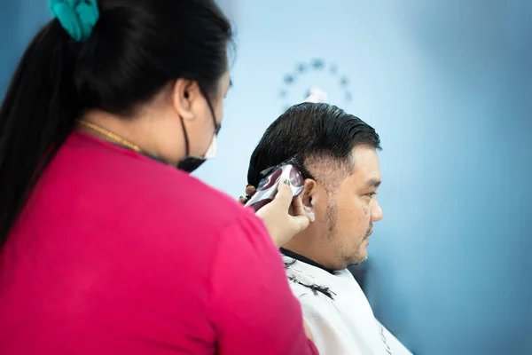 泰国曼谷 2020年2月2日 在理发店里 一个身份不明的亚洲男人理发师或发型师成为时尚发型师的胖男人顾客 — 图库照片