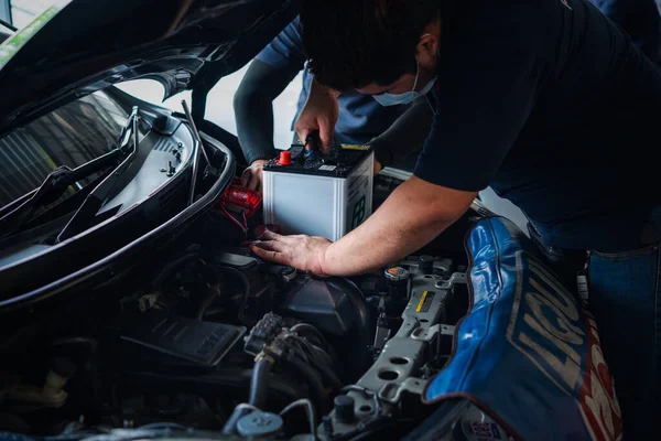 Bangkok Thailand April 2020 Unbekannte Kfz Mechaniker Oder Servicekräfte Überprüfen — Stockfoto