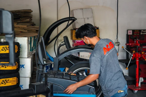 Bangkok Tailandia Abril 2020 Mecánico Automóviles Identificado Alineación Rueda Del —  Fotos de Stock