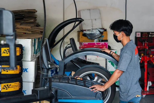 Бангкок Таїланд Квітня 2020 Непізнаний Автомеханік Або Службовець Вирівнювання Коліс — стокове фото