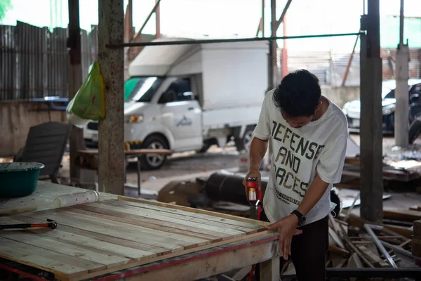 Bangkok Tailandia Mayo 2020 Carpintero Identificado Construye Muebles Productos Listones —  Fotos de Stock