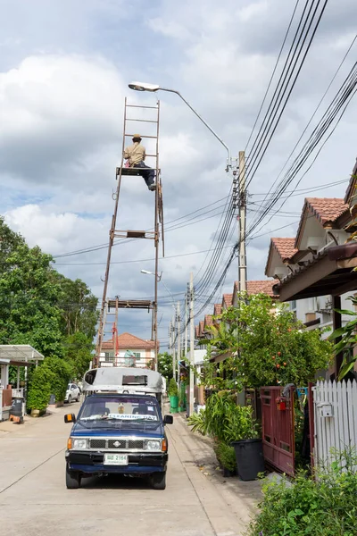 Bangkok Thailand Juni 2016 Niet Geïdentificeerde Elektriciens Klusjesman Werknemer Riskeren — Stockfoto