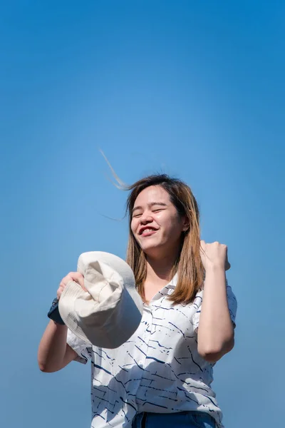 Asiática Bonita Mujer Linda Con Sombrero Relajarse Paisaje Ciudad Junto — Foto de Stock