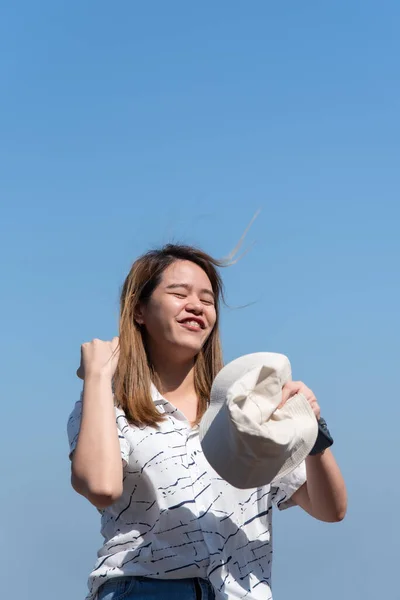 아시다시피 모자를 풍경에서 아시아 여성은 컨셉트 인생에서의 여가와 행복하고 감정으로 — 스톡 사진