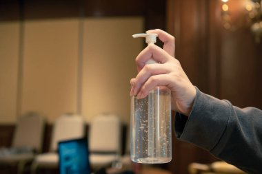 Maske takan Asyalı kadın ve alkol antibakteriyel el jel solunum koruyucu maskesi salgın gribe karşı covid19 ya da Corona virüsüne karşı konsept hastalıkları, salgın hastalıklar, sağlık hizmetleri gibi korkuları olan