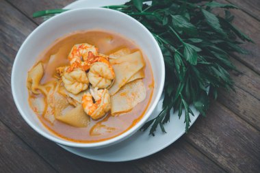 Tayland baharatlı baharatlı, karides ve karidesli sarı köri ve sebzelerle yenmiş bambu filizi (Gaaeng Leuang) veya Tayland restoranında satılık Oenanthe.