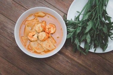 Tayland baharatlı baharatlı, karides ve karidesli sarı köri ve sebzelerle yenmiş bambu filizi (Gaaeng Leuang) veya Tayland restoranında satılık Oenanthe.