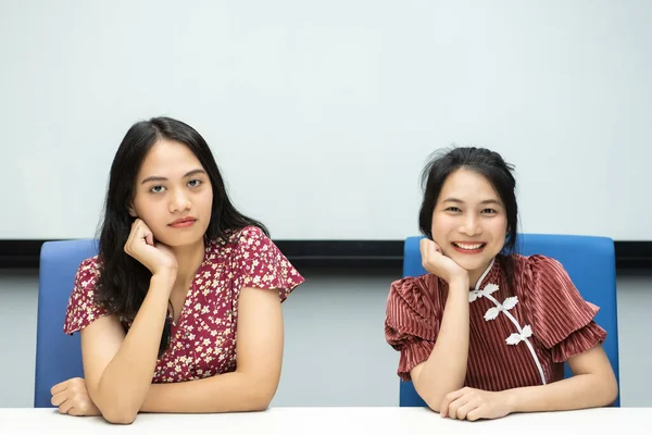 청삼인 스타일의 아시아예쁜 여성들은 행복하고 동료들은 사무실에서 행복하게 회의실에서 이야기를 — 스톡 사진