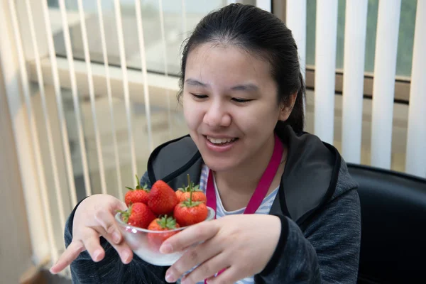 Asiática Bonita Mujer Sosteniendo Comiendo Fresa Fresca Color Rojo Bayas — Foto de Stock