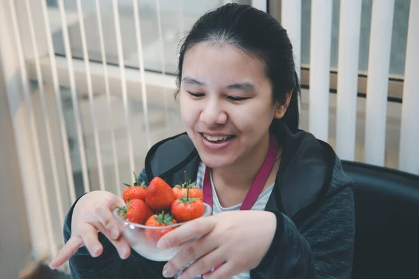 Asiática Bonita Mujer Sosteniendo Comiendo Fresa Fresca Color Rojo Bayas — Foto de Stock