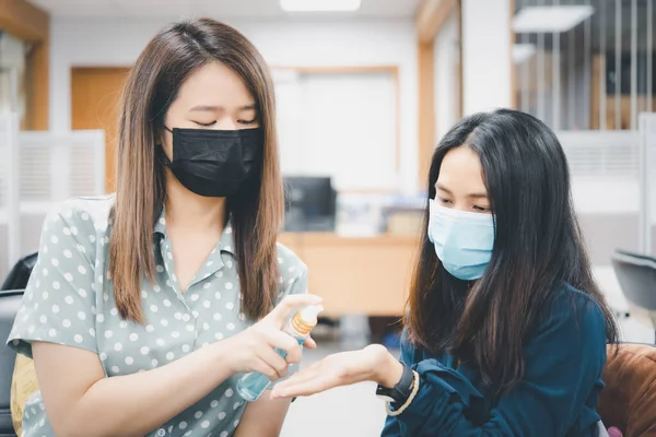 Asian Women Wearing Mask Alcohol Antibacterial Hand Gel Respiratory Protection — Stock Photo, Image