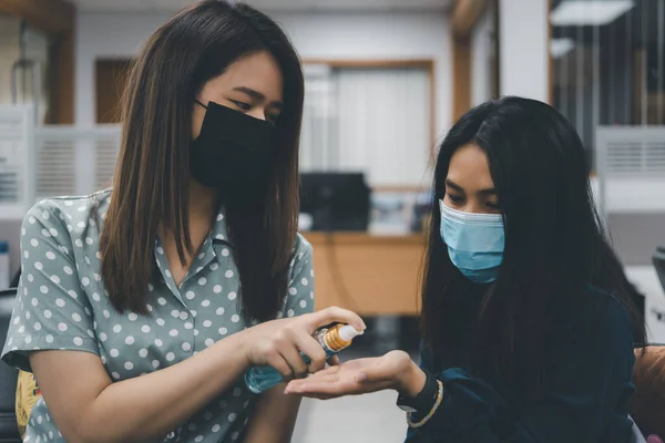 Asian Women Wearing Mask Alcohol Antibacterial Hand Gel Respiratory Protection — Stock Photo, Image