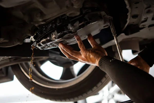 Automechanik Odčerpává Starou Kapalinu Pro Automatickou Převodovku Atf Nebo Převodový Stock Obrázky