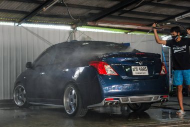 Bangkok, Tayland - 25 Nisan 2020: Bangkok Tayland 'daki araba bakım dükkanında tanımlanamayan araç bakım personeli temizliği (temizlik, yıkama, cilalama, cilalama ve cam kaplama)