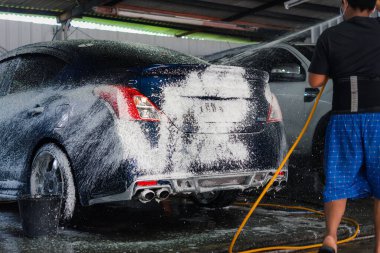 Bangkok, Tayland - 25 Nisan 2020: Bangkok Tayland 'daki araba bakım dükkanında tanımlanamayan araç bakım personeli temizliği (temizlik, yıkama, cilalama, cilalama ve cam kaplama)