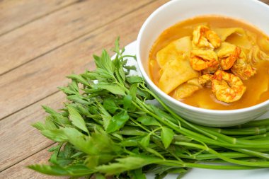 Tayland baharatlı baharatlı, karides ve karidesli sarı köri ve sebzelerle yenmiş bambu filizi (Gaaeng Leuang) veya Tayland restoranında satılık Oenanthe.