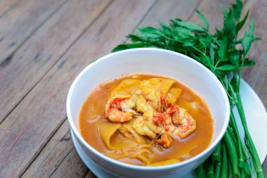 Tayland baharatlı baharatlı, karides ve karidesli sarı köri ve sebzelerle yenmiş bambu filizi (Gaaeng Leuang) veya Tayland restoranında satılık Oenanthe.