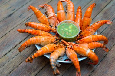 Izgara karides (Dev tatlı su karidesi) Bangkok Tayland 'da Tayland sokak gıda pazarında veya restoranda satılık kömür prim kalitesinde ızgara.