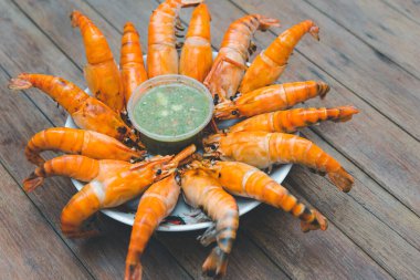Izgara karides (Dev tatlı su karidesi) Bangkok Tayland 'da Tayland sokak gıda pazarında veya restoranda satılık kömür prim kalitesinde ızgara.
