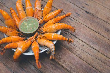 Izgara karides (Dev tatlı su karidesi) Bangkok Tayland 'da Tayland sokak gıda pazarında veya restoranda satılık kömür prim kalitesinde ızgara.