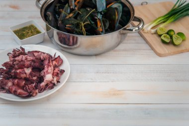 Izgara ve kaynatılmış ya da ahtapot ya da ahtapot ve midye kalitesinde deniz ürünleri, limon soslu ekşi ve tuzlu deniz ürünleri Bangkok 'taki Tayland sokak yiyecek pazarında ya da restoranda satılmaya hazırdır.