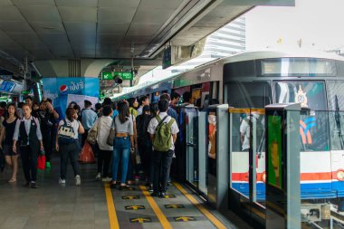 Bangkok, Tayland - 16 Mart 2017: BTS hava treni Bangkok 'ta hareket ediyor. Bangkok 'taki birçok insan zaman kazanmak için hava trenini kullandı..