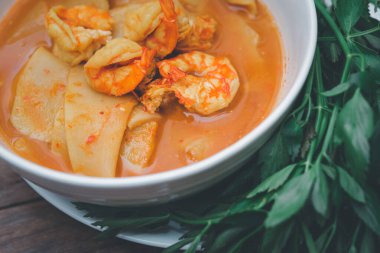 Tayland baharatlı baharatlı, karides ve karidesli sarı köri ve sebzelerle yenmiş bambu filizi (Gaaeng Leuang) veya Tayland restoranında satılık Oenanthe.